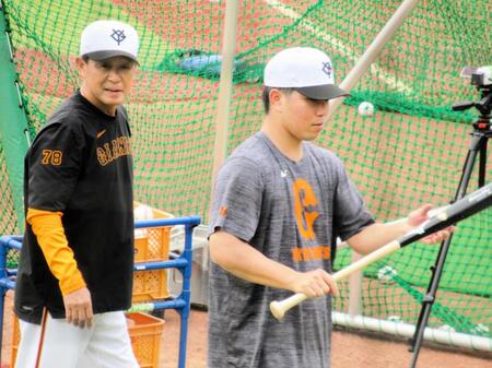 　イースタン西武戦前の練習に参加した大城卓。左は川相２軍野手総合コーチ