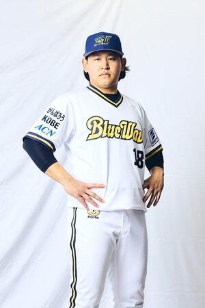 　ブルーウェーブのユニホームを着た宮城（球団提供）