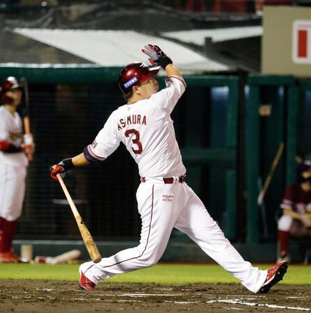 　６回、浅村が中越えに通算２００本塁打となる勝ち越しソロを放つ=２０２０年９月４日