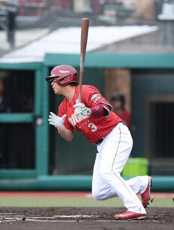 　１回、右前適時打を放ち、２０００安打を達成した浅村（撮影・金田祐二）