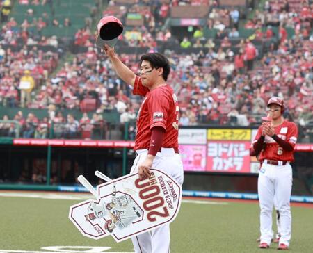 　１回、右前適時打を放って２０００安打を達成し、声援に応える浅村（撮影・金田祐二）