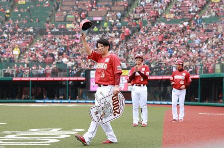 　１回、右前適時打を放って２０００安打を達成し、声援に応える浅村（撮影・金田祐二）