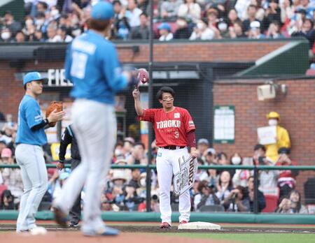 　１回、右前適時打を放って２０００安打を達成し、声援に応える浅村（撮影・金田祐二）