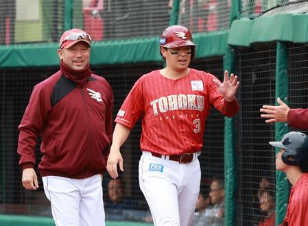 　１回、２０００安打達成の浅村を迎え、笑顔の三木監督（撮影・金田祐二）