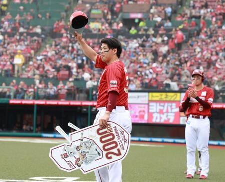 【写真】お立ち台で涙が止まらない　２０００安打の重圧はすごかった