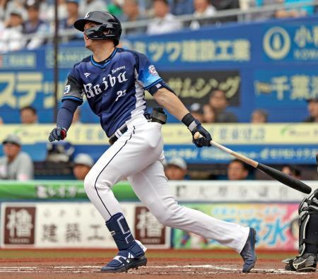 　１回西武１死一塁、ネビンが左越えに２ランを放つ＝ＺＯＺＯマリン