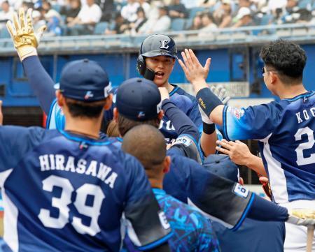 　１回、先頭打者本塁打を放ち、ナインに迎えられる西武・西川＝ＺＯＺＯマリン