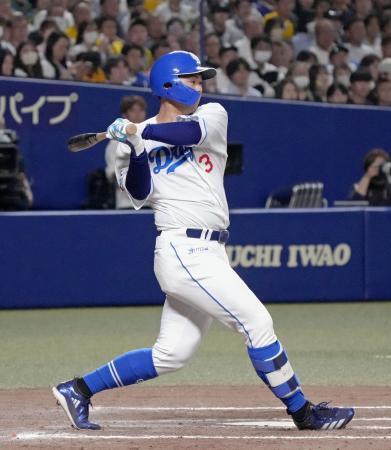 　８回中日１死二、三塁、高橋周が中前に勝ち越し２点打を放つ＝バンテリンドーム