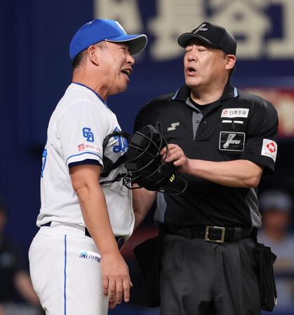 　９回、渡辺の四球判定について、球審に確認する井上監督（左）＝撮影・北村雅宏）