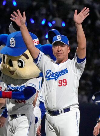 　阪神に競り勝ち、歓声に応える井上監督