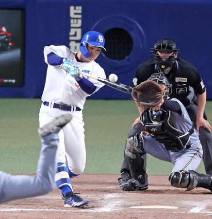 　８回、中前へ勝ち越しの２点適時打を放つ高橋周（撮影・立川洋一郎）