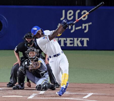 　１回、左翼線へ先制適時二塁打を放つカリステ（撮影・立川洋一郎）