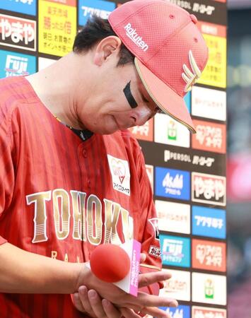 　お立ち台で感極まる浅村（撮影・金田祐二）