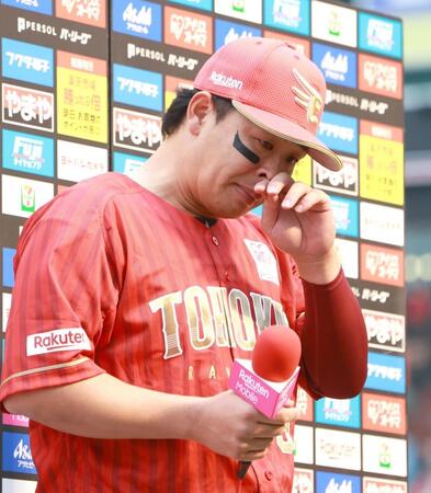 　お立ち台で感極まる浅村（撮影・金田祐二）