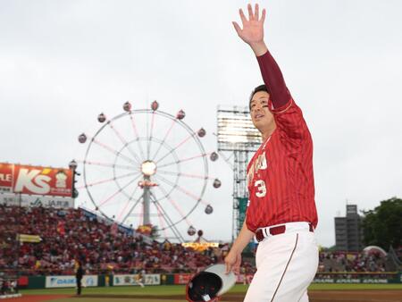 　球場を１周しファンの祝福に応える浅村（撮影・金田祐二）