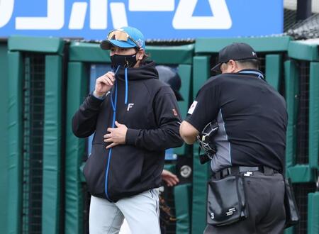 　選手交代を告げる新庄監督（撮影・金田祐二）