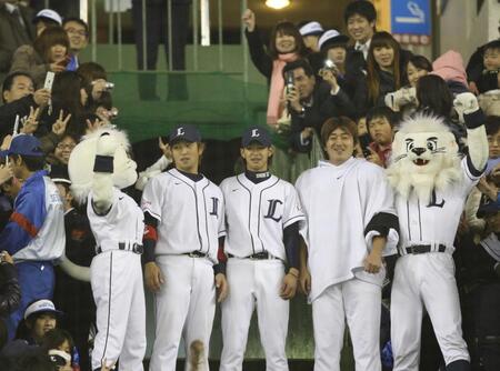 　プロ初出場でうれしい初安打＆初打点　ファンと勝利を分かち合う浅村（中央）。左は中島、右は石井＝２０１０年３月３１日