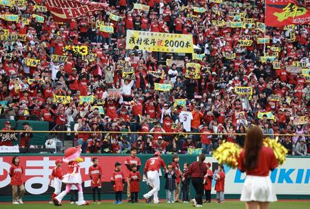 　浅村の２０００安打を祝福するファン（撮影・金田祐二）