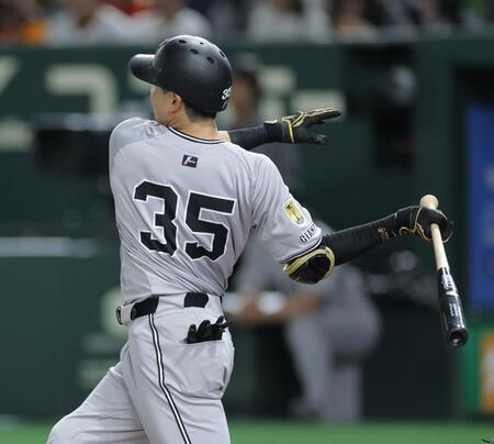 　４回、右越えソロを放つ泉口（撮影・西岡正）