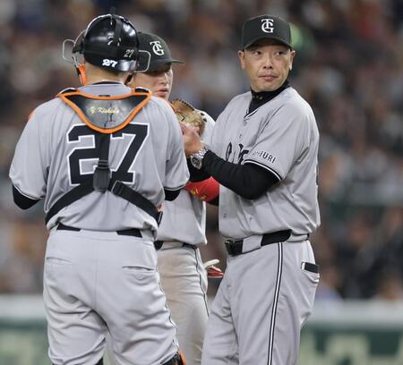 　７回、投手交代を待つ阿部監督（右）＝撮影・西岡正