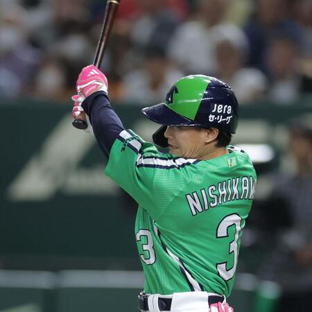 　７回、右前適時打を放つ西川（撮影・西岡正）