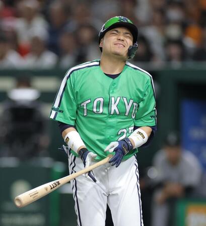 　５回、死球に顔をゆがめる中村悠（撮影・西岡正）