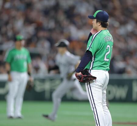 　４回、泉口にソロを浴びた吉村（右）＝撮影・西岡正