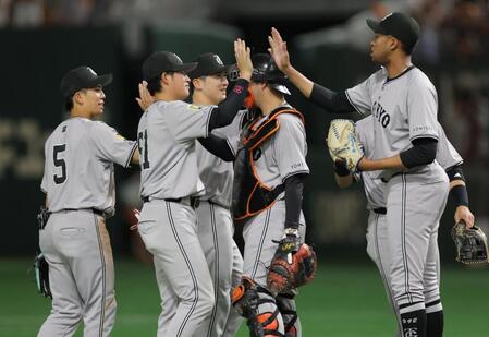 　４連勝でタッチを交わす泉口（中央）ら巨人ナイン（撮影・西岡正）