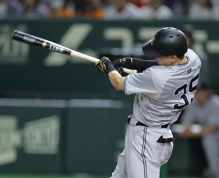 　４回、右越えソロを放つ泉口（撮影・西岡正）