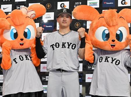 　ヒーローインタビューでポーズをとる泉口