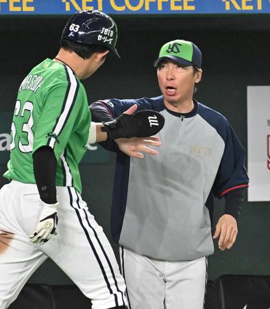 　７回、生還した増田（左）を迎える高津監督