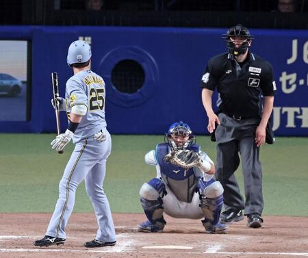 　四球を選び一塁へ向かう渡辺（撮影・立川洋一郎）