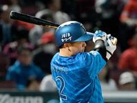 　５回、左翼線に適時二塁打を放つ牧