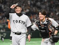 　ヤクルトに勝利し笑顔で引き揚げる阿部監督（左）と甲斐