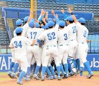 　５連覇を果たしマウンドに集まる青学大ナイン