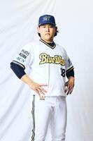 　ブルーウェーブのユニホームを着た宮城（球団提供）