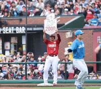 　１回、右前適時打を放ち、２０００安打を達成した浅村（撮影・金田祐二）