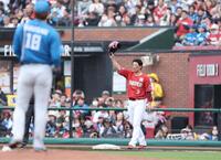 　１回、右前適時打を放って２０００安打を達成し、声援に応える浅村（撮影・金田祐二）