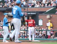 　１回、右前適時打を放って２０００安打を達成し、声援に応える浅村（撮影・金田祐二）