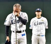 　声を詰まらせながらあいさつをする辻監督（中央）。後方は浅村（２０１４年１月）