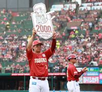 　１回、右前適時打を放って２０００安打を達成し、声援に応える浅村（撮影・金田祐二）