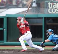 　１回、右前適時打を放ち、２０００安打を達成する浅村（撮影・金田祐二）