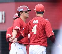 　１回、右前適時打を放って２０００安打を達成し、阿部に祝福される浅村（撮影・金田祐二）