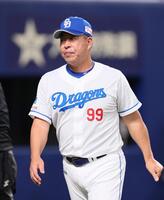 　７回を終え、選手交代を告げてベンチに戻る井上監督（撮影・北村雅宏）