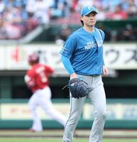 　２回、浅村に左前打を浴びる山崎（撮影・金田祐二）