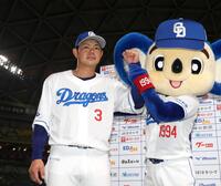 　お立ち台でポーズを決める高橋周（左）＝撮影・北村雅宏