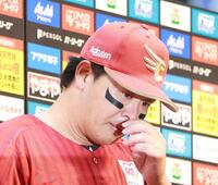 　お立ち台で感極まる浅村（撮影・金田祐二）