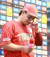 　お立ち台で感極まる浅村（撮影・金田祐二）