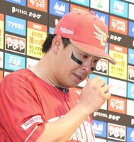 　お立ち台で感極まる浅村（撮影・金田祐二）