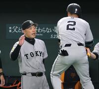 　３回、先制ソロを放った吉川（右）を迎える阿部監督（撮影・西岡正）